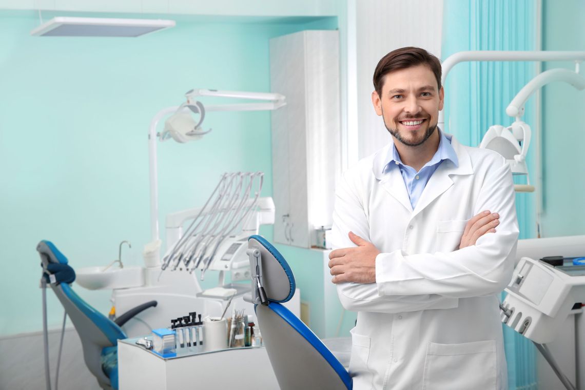 un dentiste souriant dans son cabinet