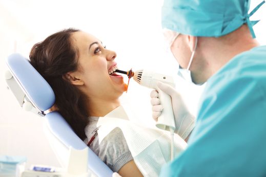 le dentiste, le denturologiste ou l'orthodontiste