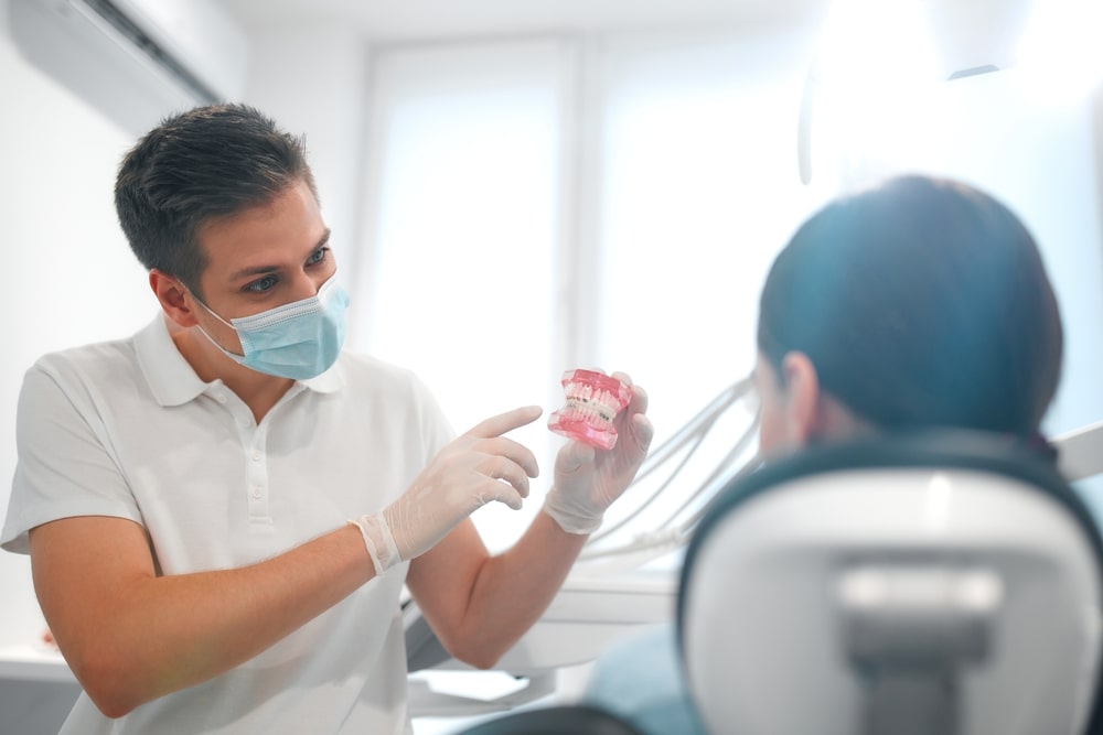 Un dentiste et sa patiente en orthodontie