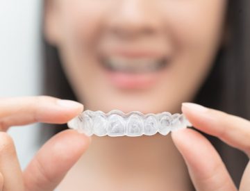 Invisalign : faut-il vraiment porter les gouttières en tout temps ?