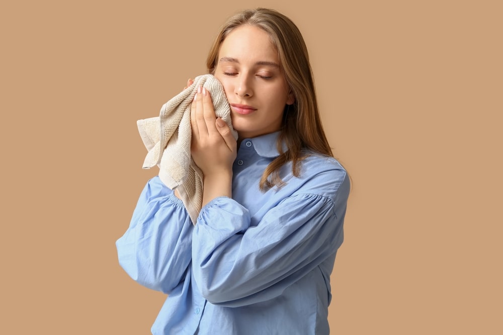 Une femme avec une urgence faciale nécessitant une évaluation en chirurgie buccale